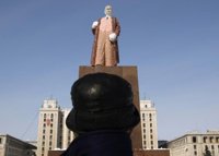 Desmontan una estatua de Lenin en una ciudad del sur de Ucrania
