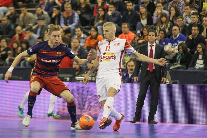 Batería y Miguelín pelean por un balón en la Copa de fútbol sala