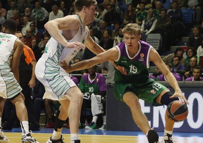 Mindaugas Kuzminskas en el Unicaja - Darussafaka