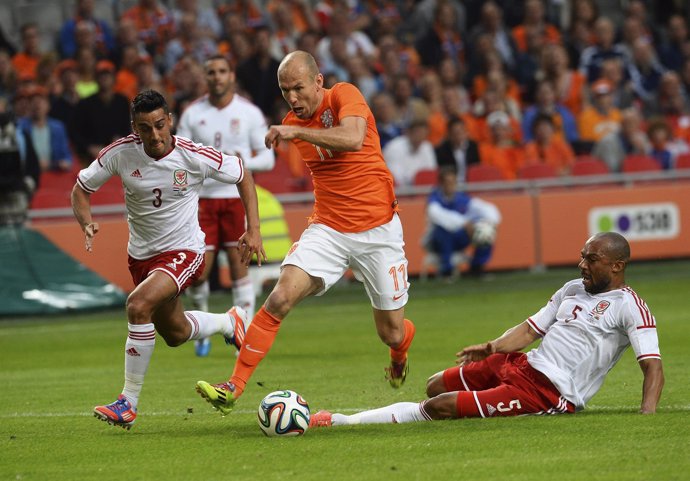 Robben comanda la victoria de Holanda sobre Gales