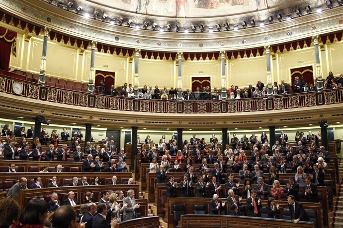 El Grupo Parlamentario Popular aplaude a Rajoy en el Congreso