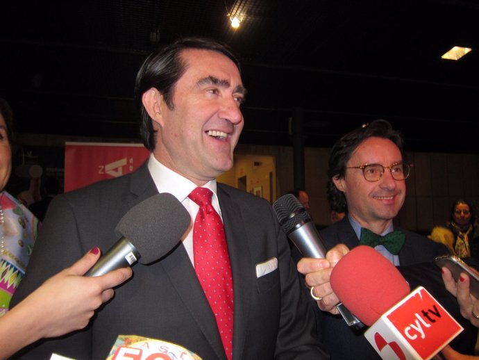 El consejero junto a Alberto Cagigas. 