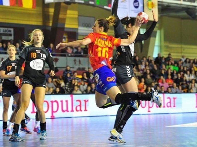 Macarena Aguilar lanza a portería ante Brasil