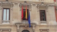 El Parlamento acuerda retirar la bandera de la UE
