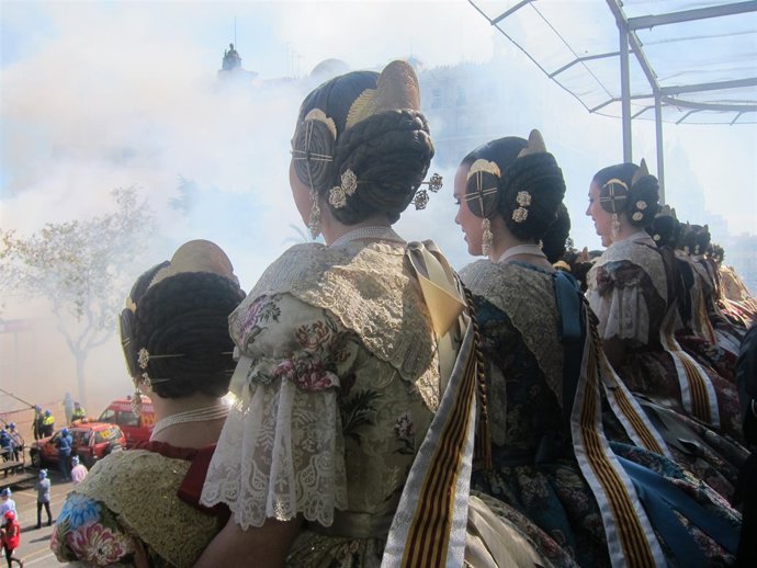 Imagen de las Falleras Mayores y sus cortes de honor 2016 viendo una 'mascletà'