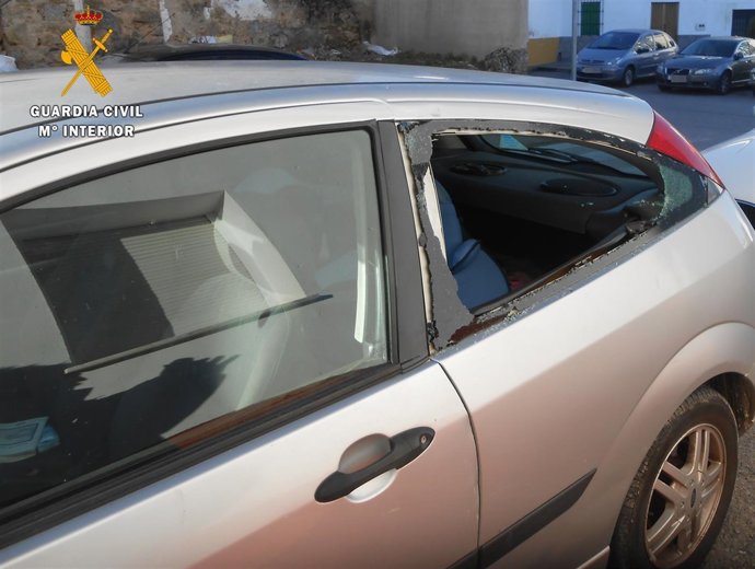 "DETENIDO POR EL ROBO Y TENTATIVA EN EL INTERIOR DE CINCO VEHÍCULOS" " DOS DETEN