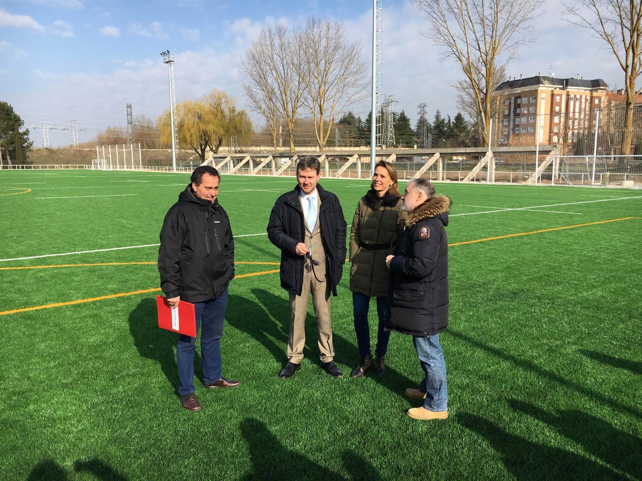 Lacalle y Lorena de la Fuente en el campo de hierba artificial
