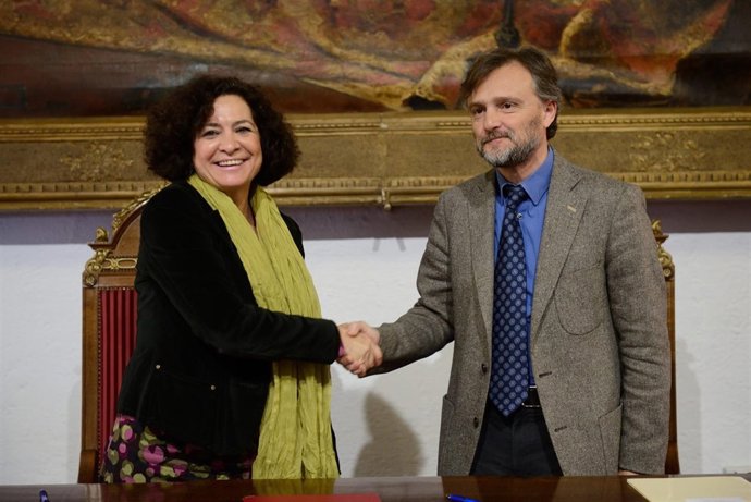 José Fiscal y Pilar Aranda en la firma de convenio