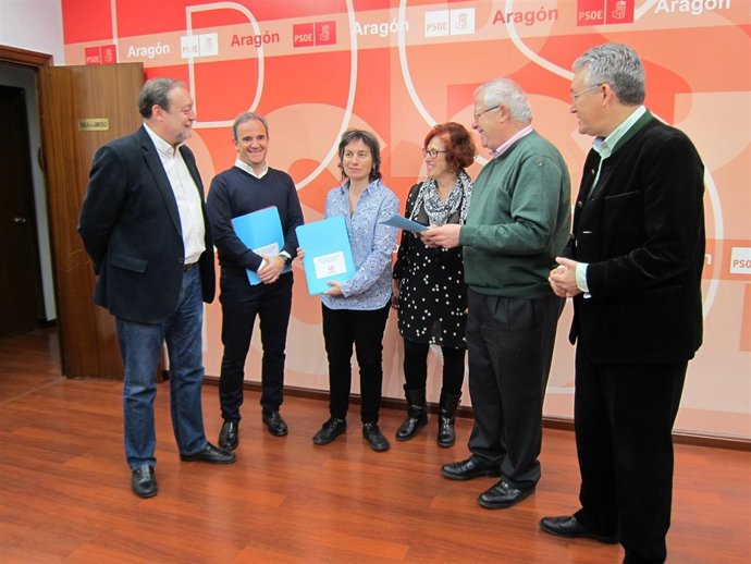 ZEC entrega al PSOE un documento para un pacto de gobernabilidad.