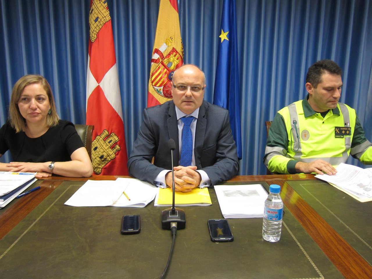 Luis Antonio Gómez Iglesias (centro), tras la Comisión Provincial de Tráfico.