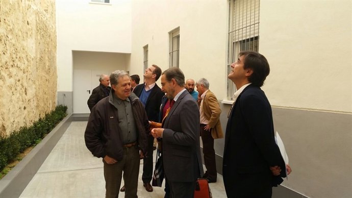 El consejero de Vivienda visita la promoción de la calle Osorio en Cádiz