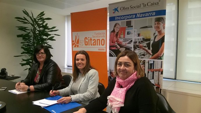 Pilar Irigoien, Ana Díez Fontana e Inés García firman un acuerdo.