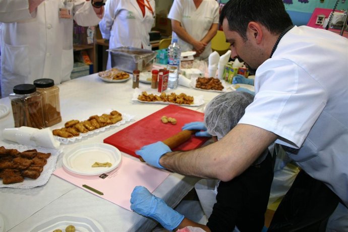 Taller de elaboración de pestiños en el Hospital Macarena de Sevilla