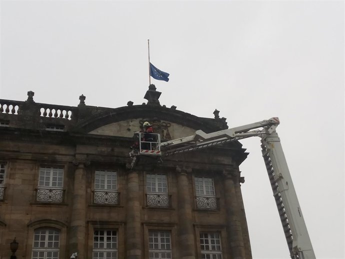 La bandera de la UE ondea a media asta en Santiago