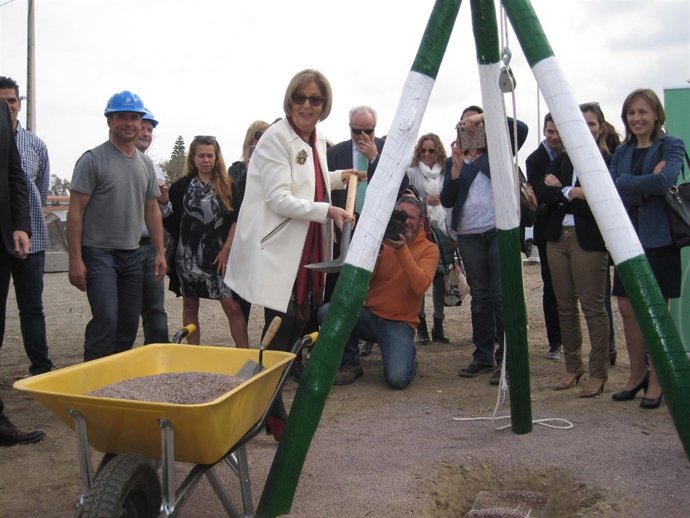 De la Calle da una palada para la primera piedra del IES de El Toyo