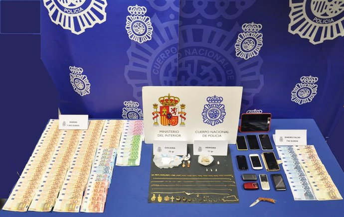 Material ocupado a los presuntos traficantes. 