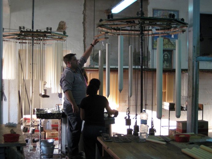 Dos empleados de Cera Bellido SA trabajan en la fabricación de velas.