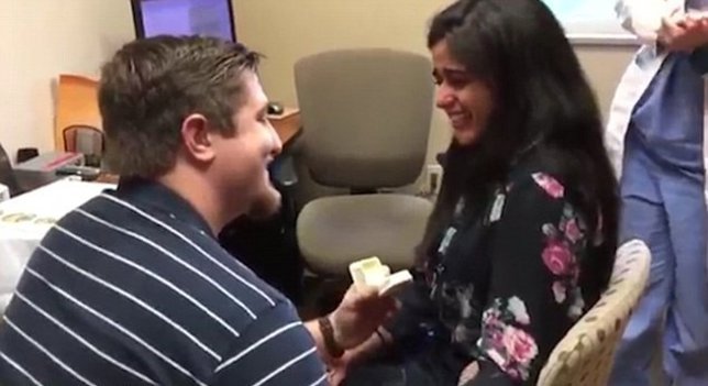 Kevin Peakman proponiendo matrimonio a Andrea Díaz