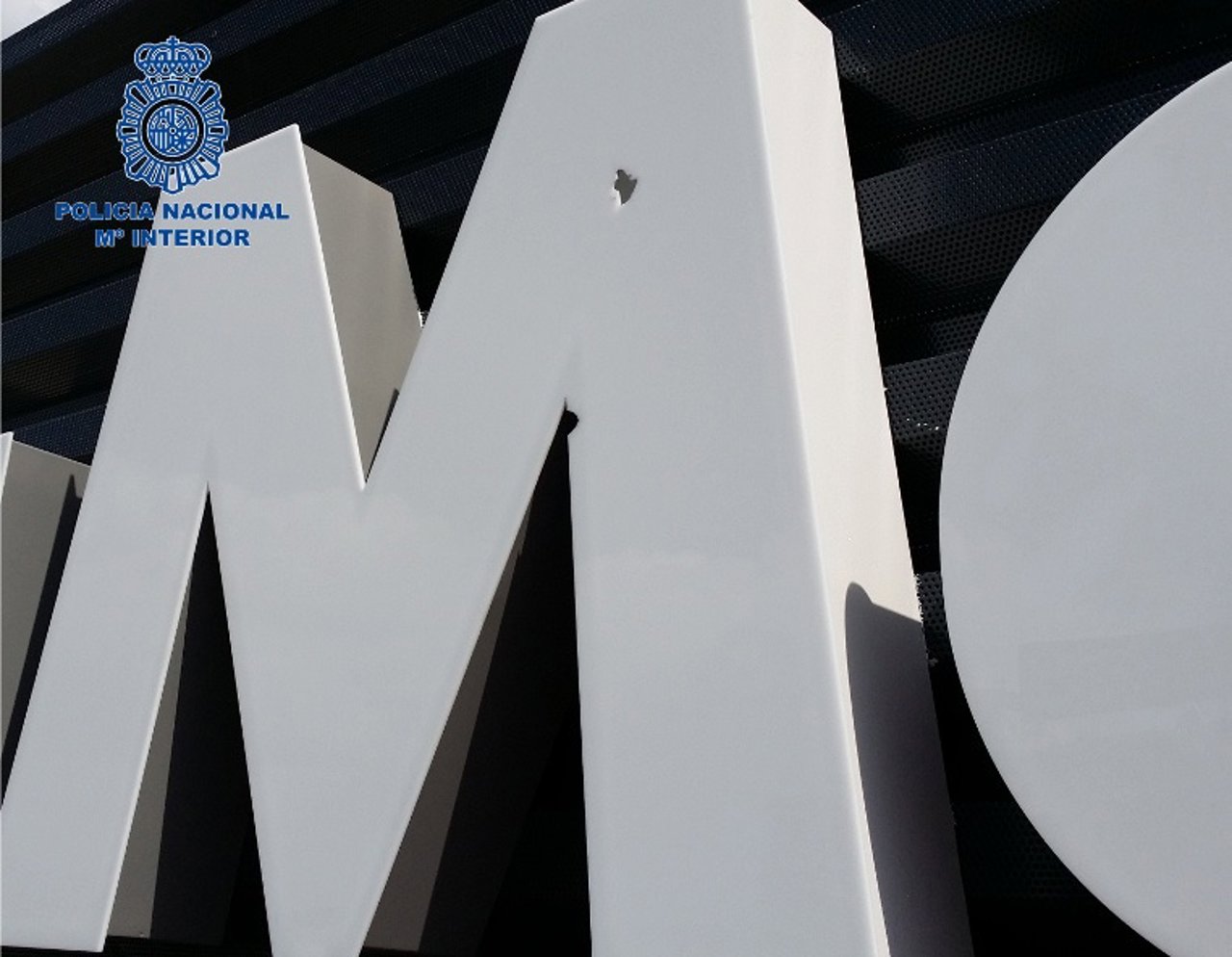 Disparo en un letrero de una entidad bancaria