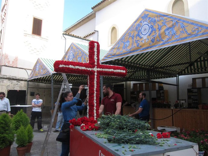 Montaje de una de las cruces de Mayo