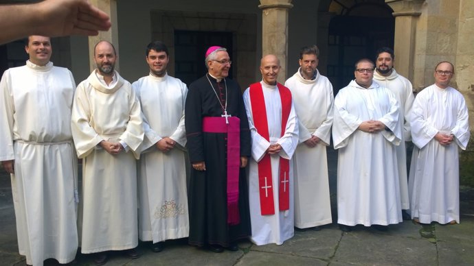 El obispo con los seminaristas