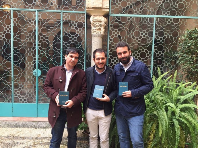 Pizarro (centro), entre el autor y Mayoral