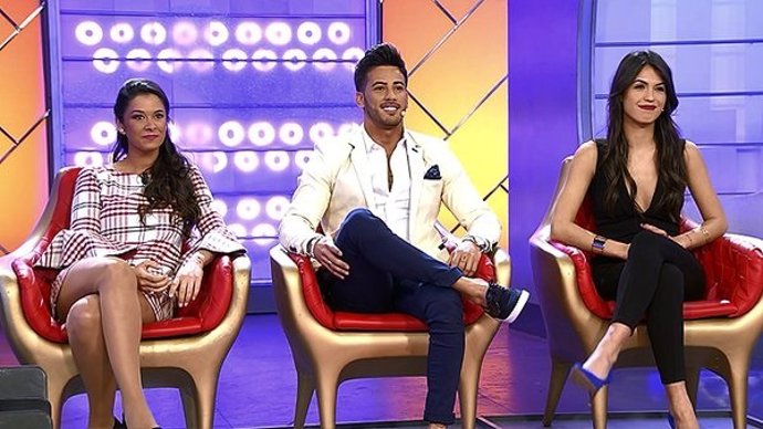 SOFÍA SENTADA EN SU PRIMER DÍA DE TRONISTA/TELECINCO