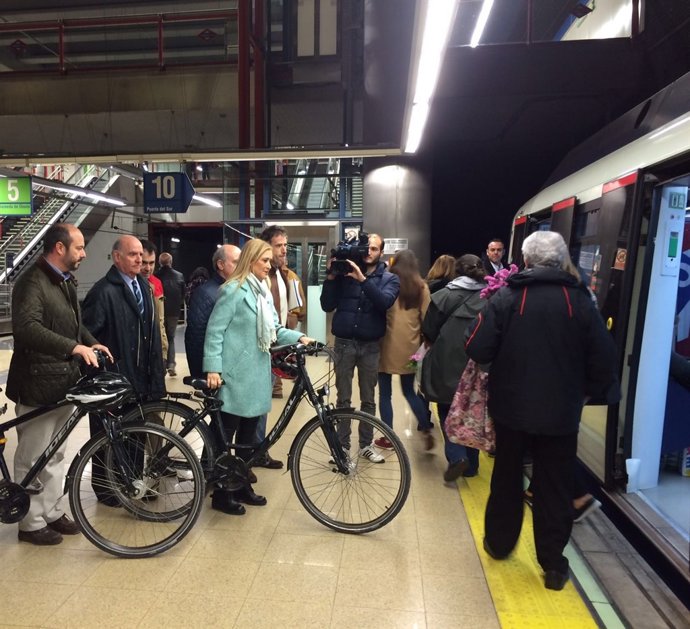 Cristina Cifuentes entrando al Metro con su bicicleta