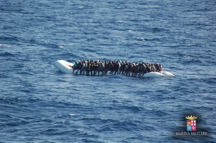 Patera con inmigrantes en el estrecho de Sicilia