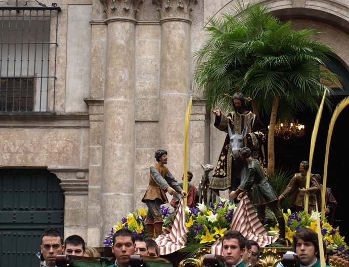 La Borriquilla de Valladolid, portada a hombros         