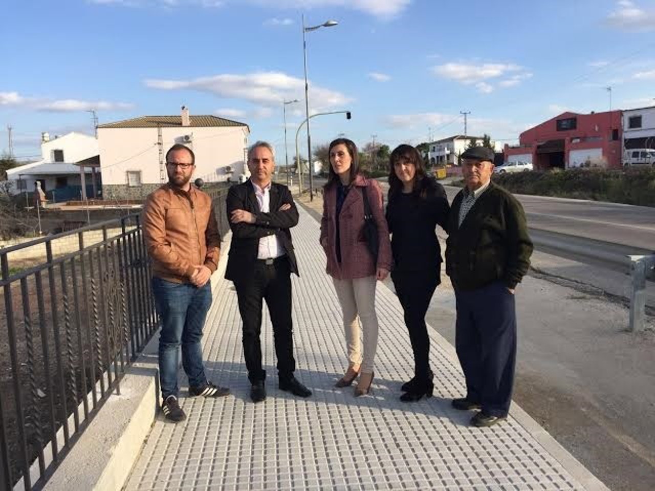 Izquierdo (centro) durante su visita a Monturque