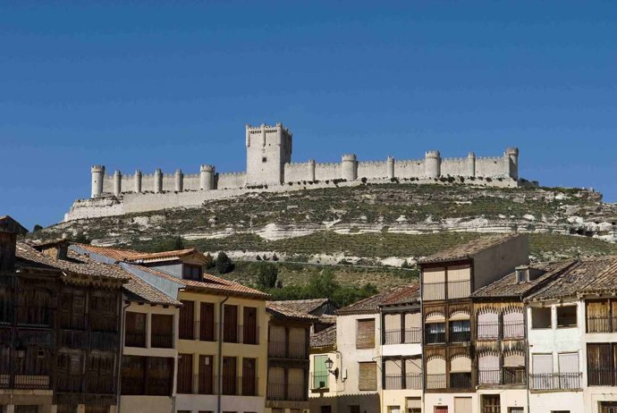 Castillo y plaza del Coso de Peñafiel (Valladolid).
