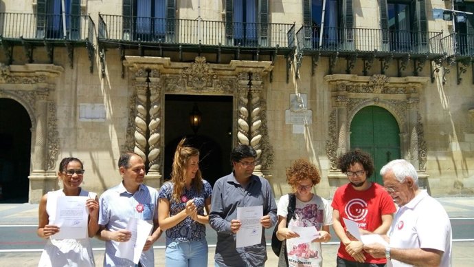 Belmonte, tercera por la derecha, junto al resto de ediles de Guanyar