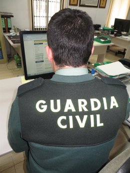 Un agente de la Guardia Civil maneja un ordenador.