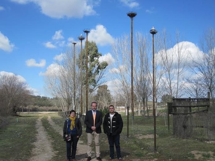 Algar (centro) durante su visita a El Guijo