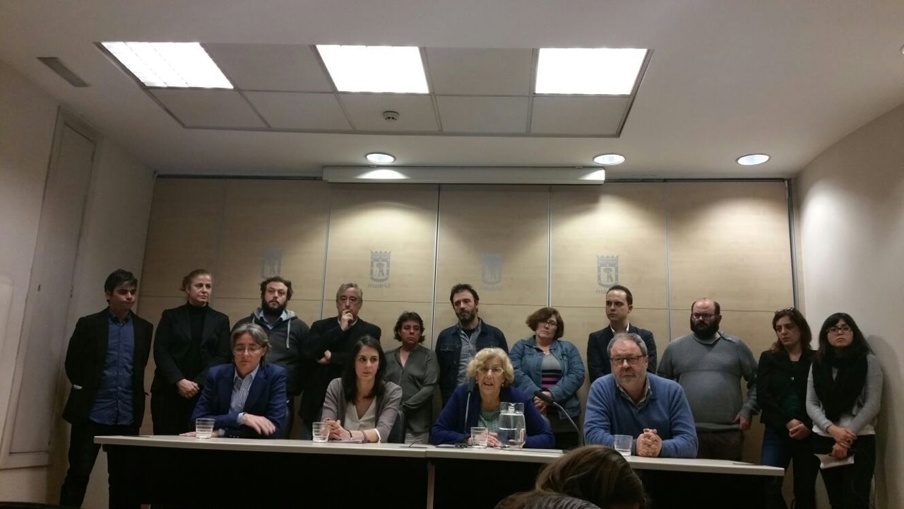 La alcaldesa y ediles de Ahora Madrid junto a Rita Maestre