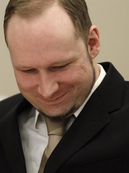 Breivik Sonríe En La Segunda Jornada Del Juicio Por Los Atentado De Noruega