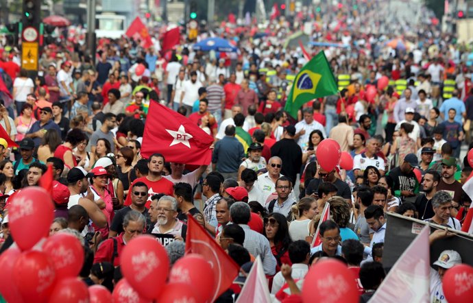 Manifestación a favor de Rousseff y Lula