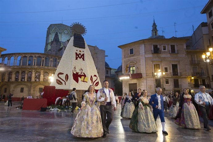 Segunda jornada de la Ofrenda a 'La Geperudeta' con motivo de las Fallas
