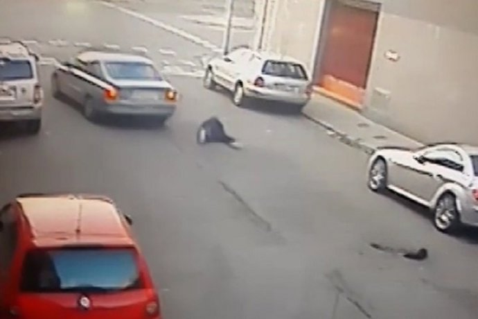 Investigan una red de falsos policías que roba a turistas en Barcelona