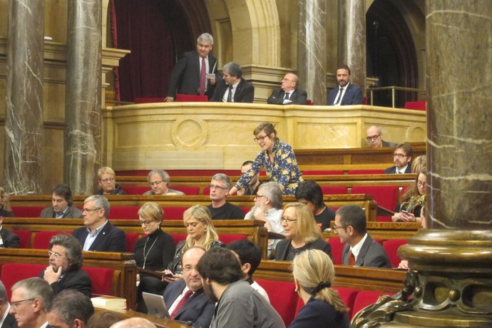 La diputada de la CUP Mireia Vehí pregunta al conseller Mundó durante el pleno
