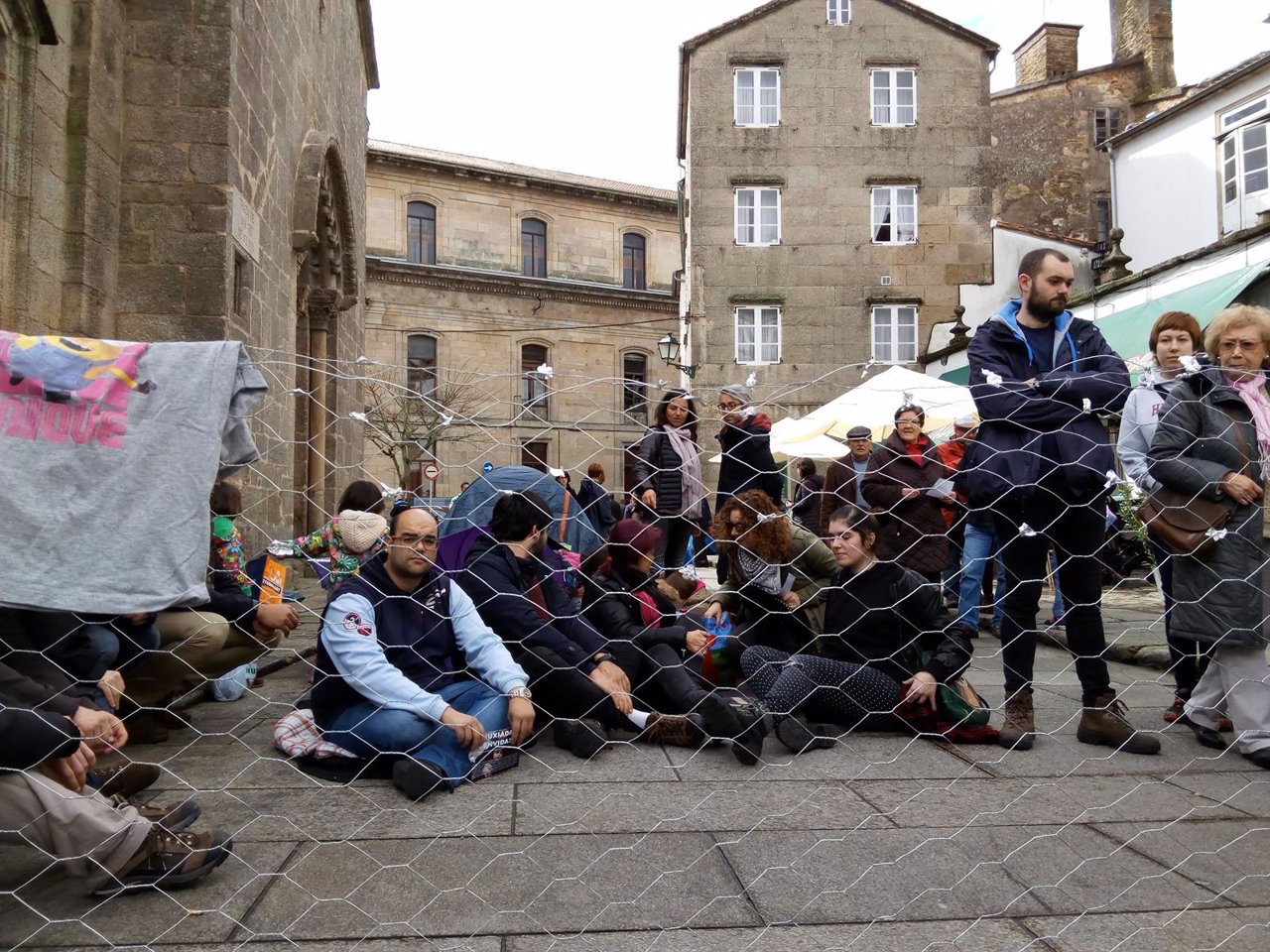 Acción de Stop Desahucios Compostela para denunciar la expulsión de refugiados