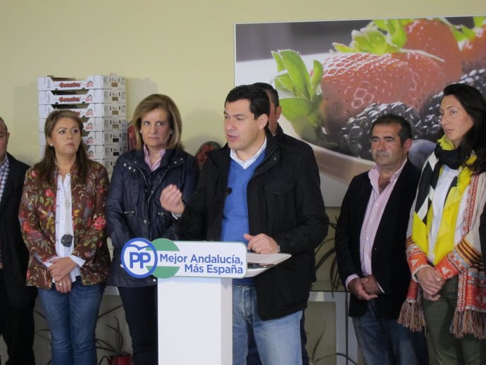 El presidente del PP-A, Juanma Moreno, en una cooperativa de Bonares (Huelva). 