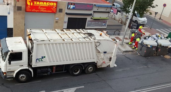 Camión de FCC huelga de Limasa basura marzo 2016