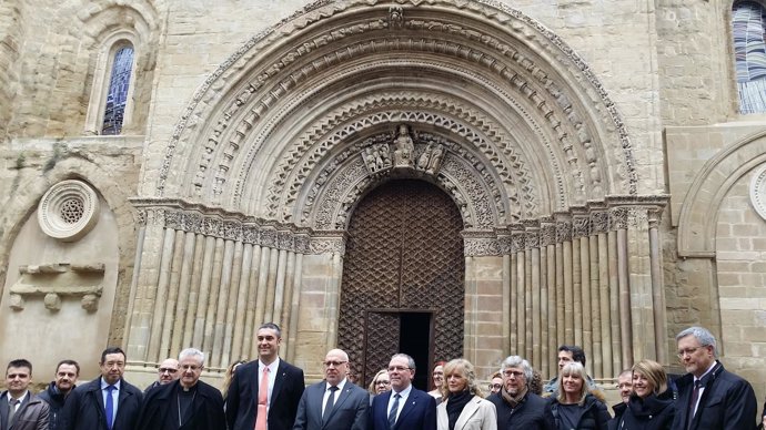 El conseller Jordi Baiget y el arzobispo Joan-Enric Vives, en Agramunt