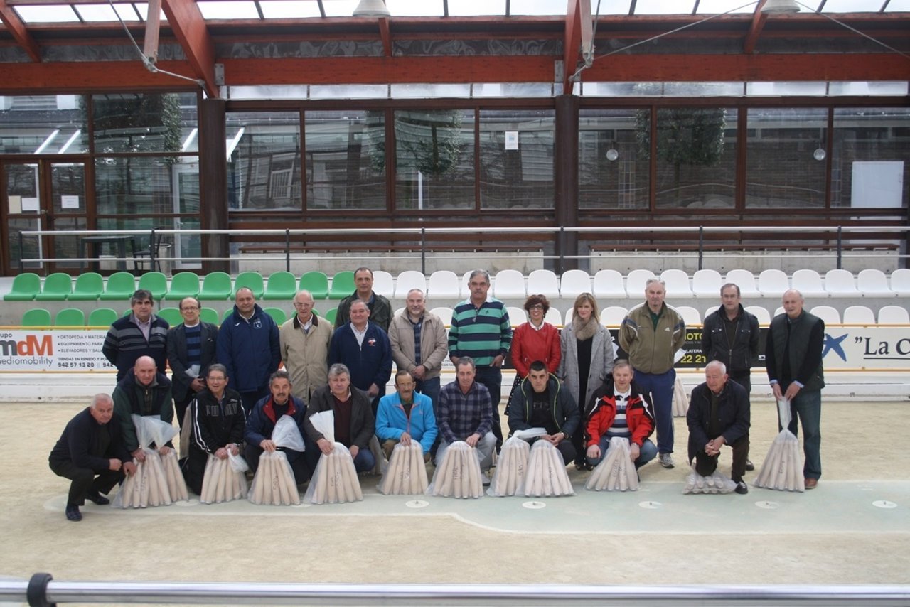 Entrega de juegos de bolos a peñas y escuelas