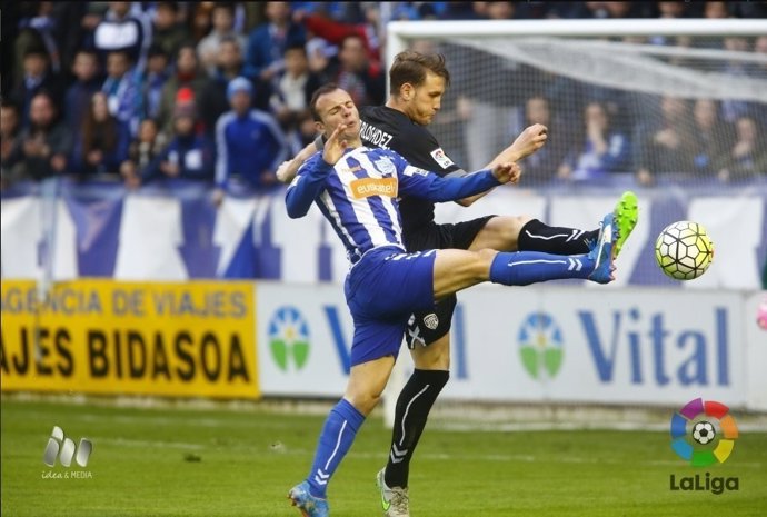 Juli, del Alavés, pelea con un rival del Lugo por la pelota