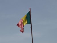 Un líder tuareg iza la bandera nacional de Malí en la localidad de Gargando