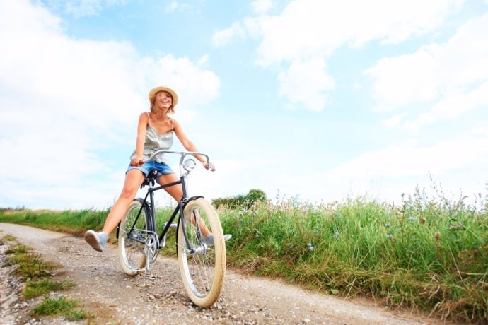 Mujer, bicicleta, campo, felicidad