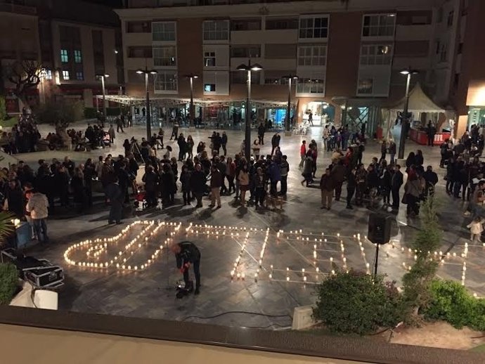 Cientos de velas para iluminar el camino de la investigación